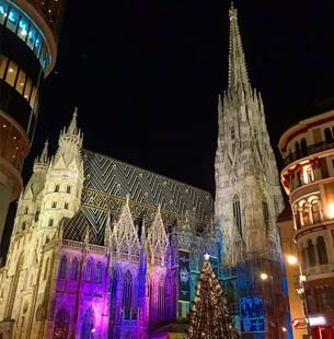 Weihnachtsmarkt am Abend